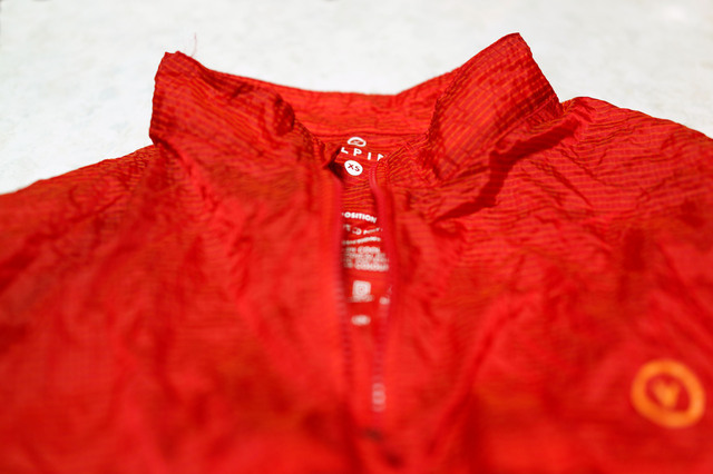 Packable_Rain_jacket_002.jpg